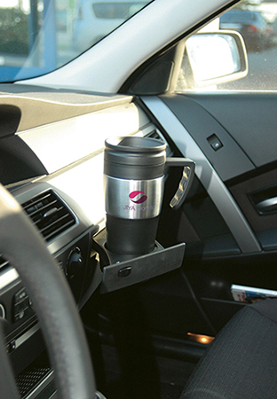 Thermobecher mit Logo in einer Getränkehalterung im Auto