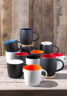 Kaffeebecher in verschiedenen Farben und Formen